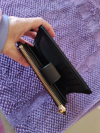 Cartera negra acolchada con cremallera