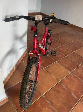 Bicicleta roja infantil