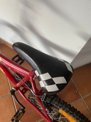 Bicicleta roja infantil