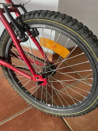 Bicicleta roja infantil