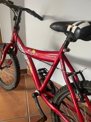 Bicicleta roja infantil