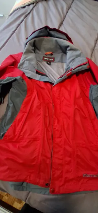 Chamarra Marmot Roja y Gris