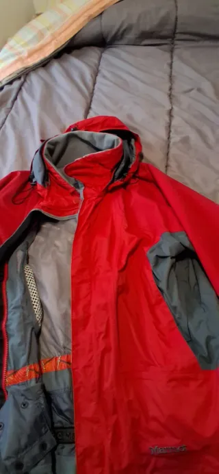 Chamarra Marmot Roja y Gris