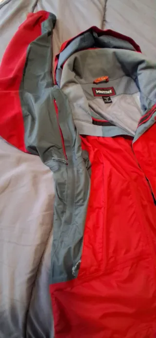 Chamarra Marmot Roja y Gris