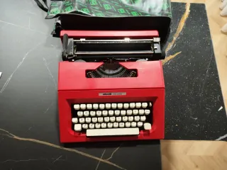 Máquina de escribir Olivetti College Roja