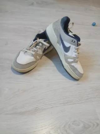 Zapatillas Nike Beige y Blancas