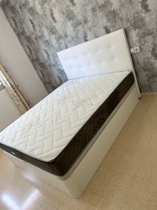 Offerta incredibile su set di divani e materassi in liquidazione!