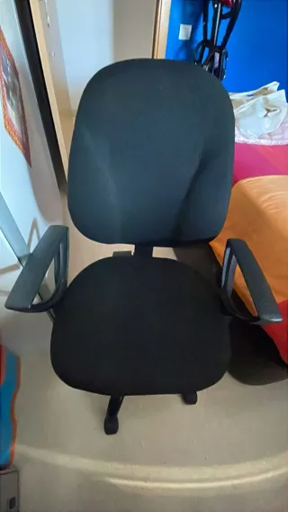 Silla de oficina negra