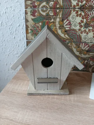 Due casette per uccelli in legno