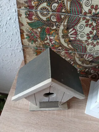 Due casette per uccelli in legno