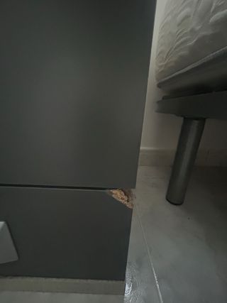 Mesita de noche gris y blanca