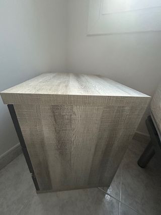 Mesita de noche gris y blanca