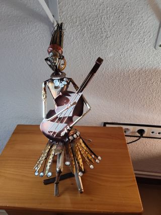 Figura artesana africana con guitarra