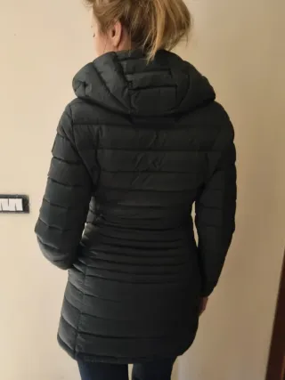 Piumino di piuma d'oca nero con cappuccio