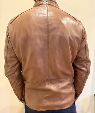Cazadora de cuero marrón.