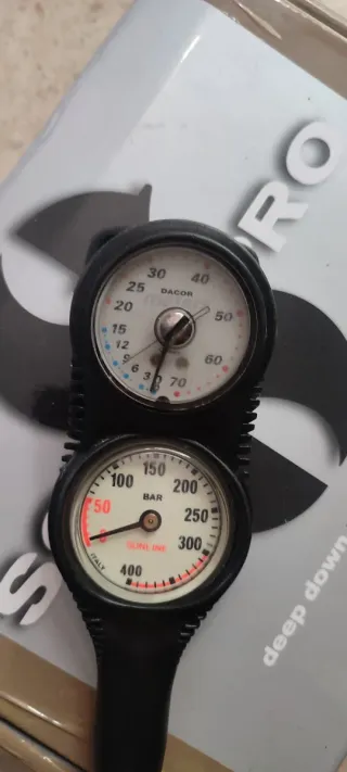 Manómetro de buceo con profundimetro