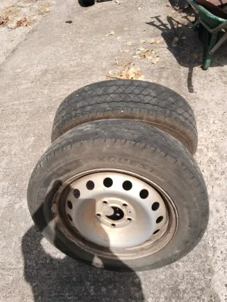 Rueda de coche con llanta Renault trafic