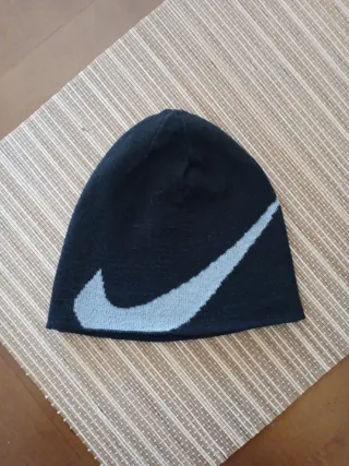 Gorro Nike Rayas Negro y Gris