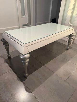 Mesa de salón elevable blanca y plateada