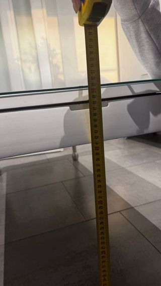 Mesa de salón elevable blanca y plateada