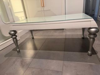 Mesa de salón elevable blanca y plateada