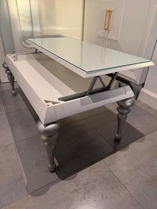 Mesa de salón elevable blanca y plateada