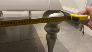 Mesa de salón elevable blanca y plateada