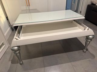 Mesa de salón elevable blanca y plateada