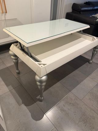 Mesa de salón elevable blanca y plateada