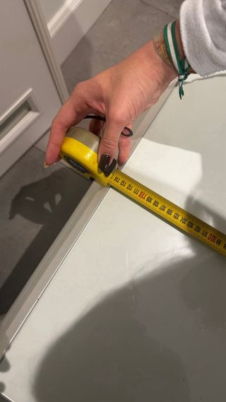 Mesa de salón elevable blanca y plateada