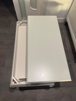 Mesa de salón elevable blanca y plateada