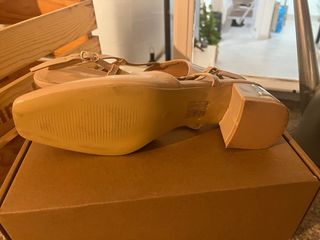 Zapatos tacón medio charol beige.