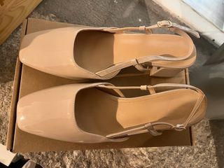 Zapatos tacón medio charol beige.