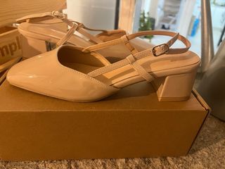 Zapatos tacón medio charol beige.