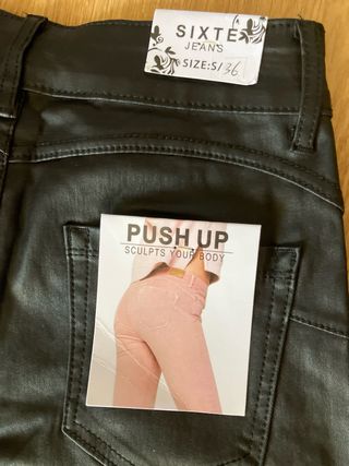 Pantalón campana simil cuero negro botones dorados