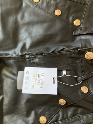 Pantalón campana simil cuero negro botones dorados