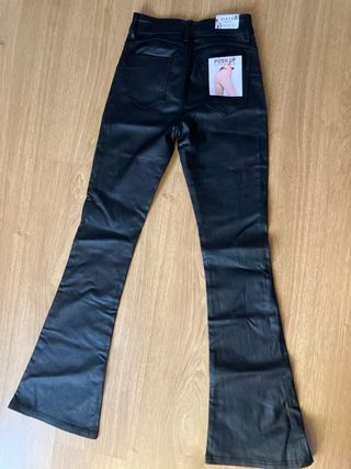 Pantalón campana simil cuero negro botones dorados