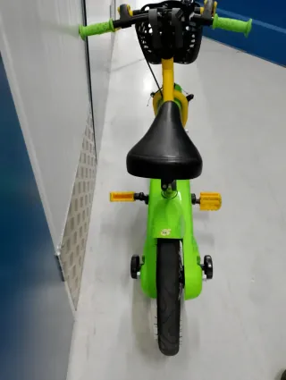 Bicicleta Btwin 14 verde y amarilla