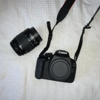 Cámara Canon con objetivo 18-55mm