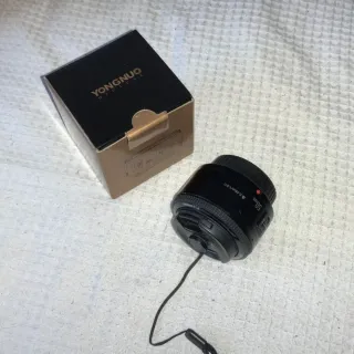 Cámara Canon con objetivo 18-55mm