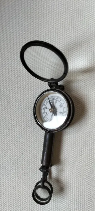 Brújula antigua con lupa