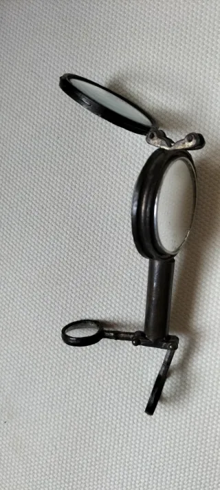 Brújula antigua con lupa