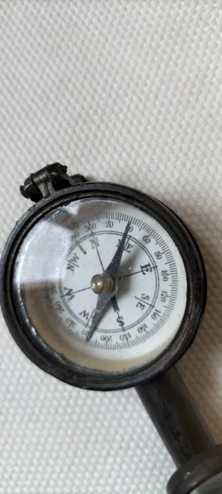 Brújula antigua con lupa