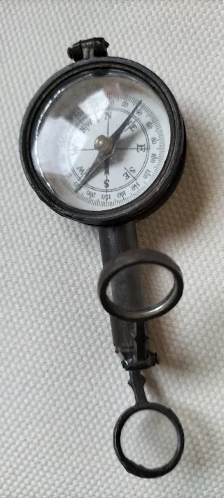 Brújula antigua con lupa