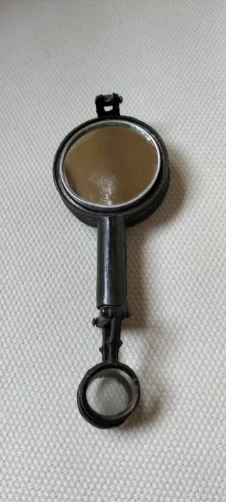 Brújula antigua con lupa