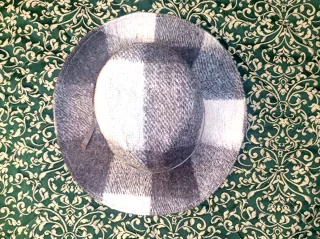 Cappello tesa larga lana grigio e bianco