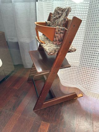 Trona Stokke con cojín y accesorio