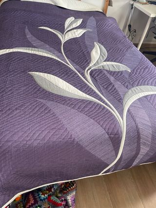 Colcha morada y blanca grande reversible