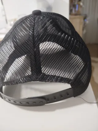 Gorra negra con diseño de cara
