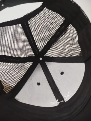 Gorra negra con diseño de cara